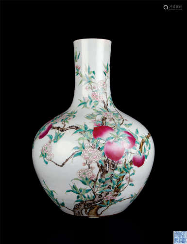 清代（1644-1911） 粉彩花卉僊桃纹天球瓶