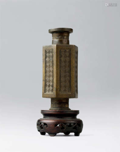 明代（1368-1644） 铜六方琮式瓶