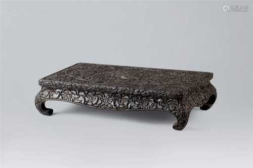 元代（1279-1368） 孔雀牡丹纹堆黑长方桌