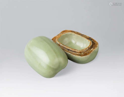 宋代（960-1279） 龙泉窑梅子青瓜形香盒