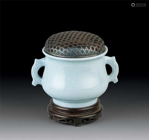 清乾隆（1736-1795） 天青釉双龙耳香炉