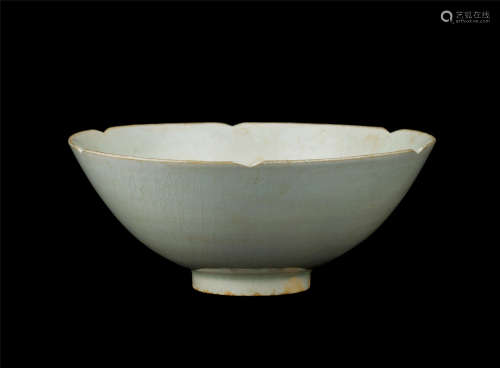 宋代（960-1279） 影青刻花葵口碗