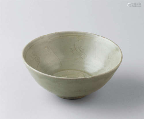 宋代（960-1279） 越窑刻花云纹葵口碗