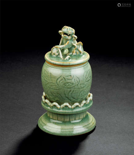 明代（1368-1644） 龙泉窑青瓷刻花狮子钮香熏