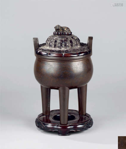 明代（1368-1644） 石叟狮钮花卉纹三足鼎式香炉
