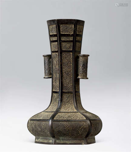 明代（1368-1644） 铜六角双耳卍字纹花插