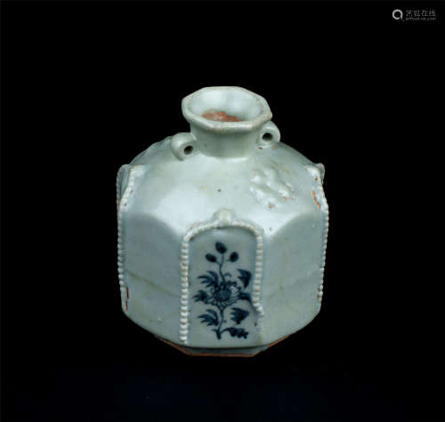 元代（1279-1368） 青花堆束贴花双耳小瓶