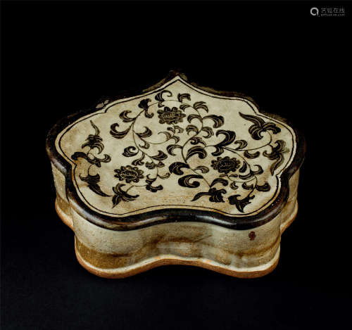 宋代（960-1279） 磁州窑花卉纹瓷枕