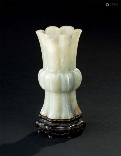 宋代（960-1279） 玉雕花觚形花瓶