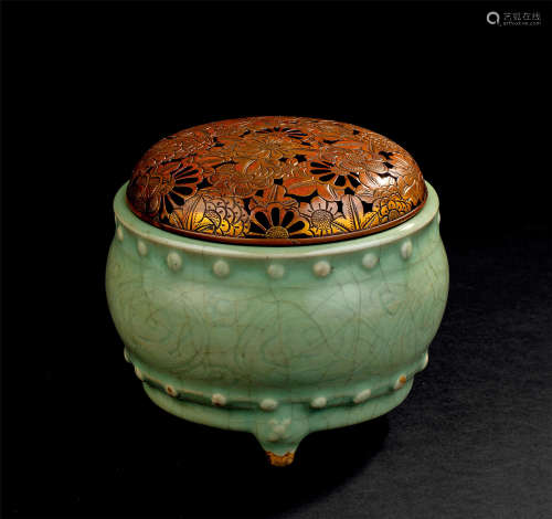 明代（1368-1644） 龙泉窑鼓钉形三足香炉