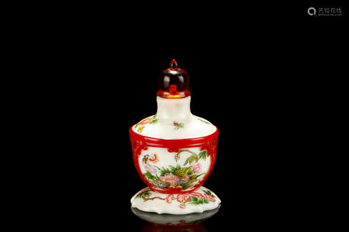 FAMILLE ROSE RED GLASS OVERLAY SNUFF BOTTLE WITH STAND