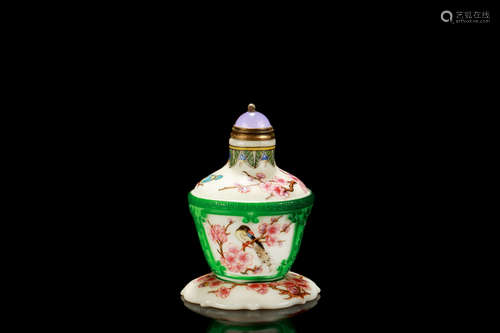 FAMILLE ROSE GREEN GLASS OVERLAY SNUFF BOTTLE WITH STAND