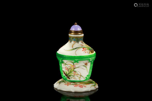 FAMILLE ROSE GREEN GLASS OVERLAY SNUFF BOTTLE WITH STAND