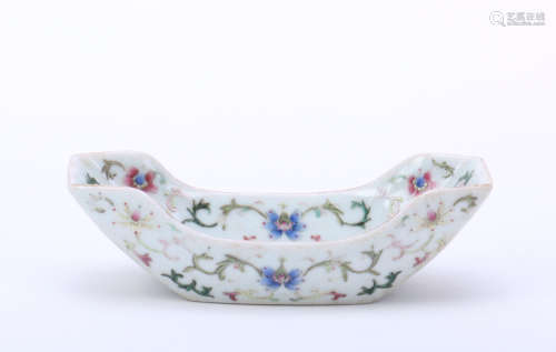 A Chinese Boat Shaped Famille Rose Porcelain Dish