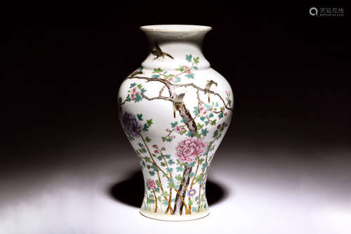 FAMILLE ROSE 'FLOWERS AND BIRDS' VASE