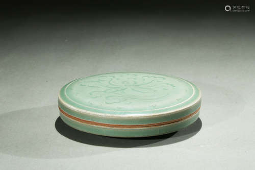 Longquan Jincun ware impressed box with cover