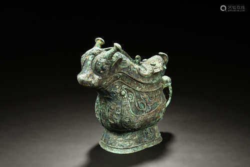 Archaic bronze 'Mythical Bull' vessel with cover, Gong