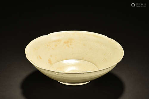 White glazed floriform bowl