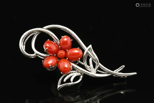 AKA RED CORAL FLOWER AND DIAMOND PENDANT/BROOCH