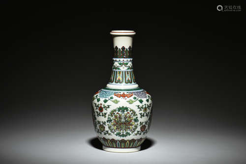 Doucai 'Flowers' bottle vase