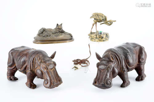 Un lot de bronze et rŽgule au sujets animaliers: des chats, deux hippopotames et une grue, 20me