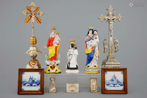 Un lot d'objets religieux: 3 ex-voto, 3 Virges ˆ l'Enfant, 2 crucifixes et 2 carreaux de Delft