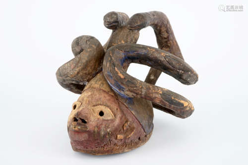 Un masque africain en bois sculptŽ de type 