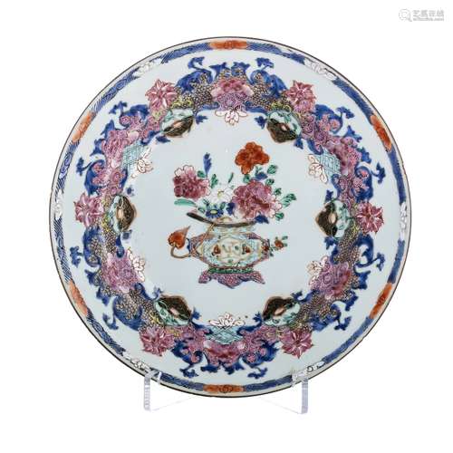 Plate with a 'vase with flowers' in Chinese porcelain, Yongzheng