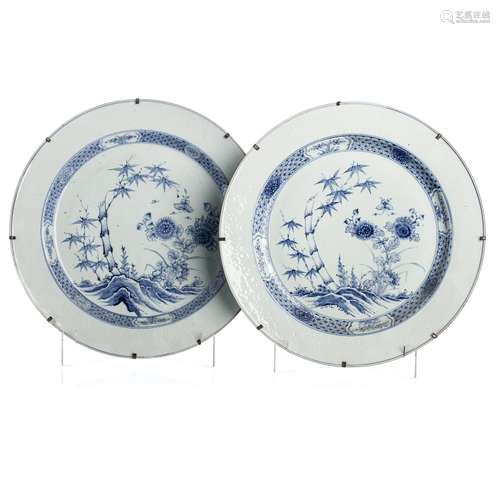 Pair of large plates in Chinese porcelain, Yongzheng