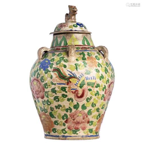 Pot with a lid with 'Phoenixes' in Chinese ceramics