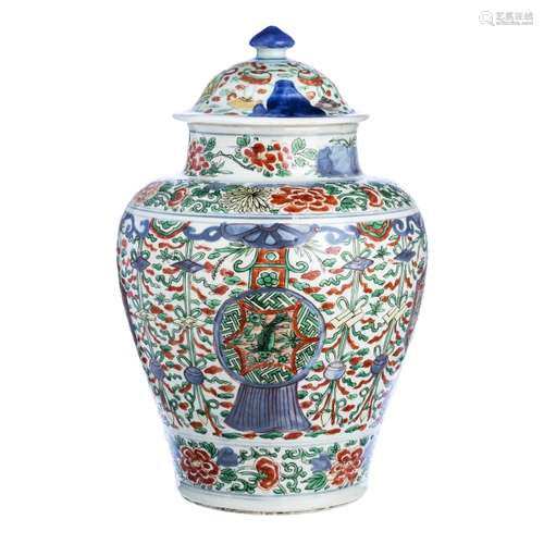 Lidded pot 'fishes' in Chinese porcelain, Transitional