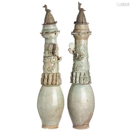 Large pair of vases with lid, Song