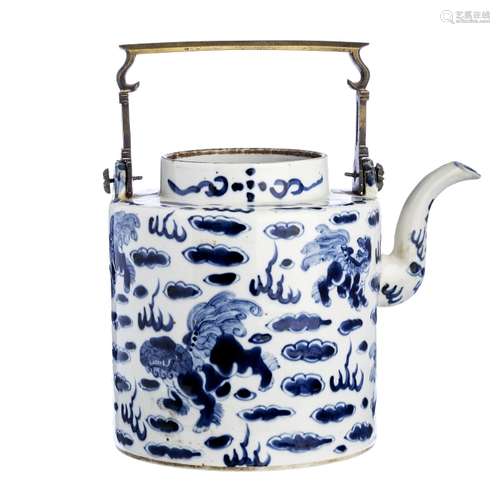 Large teapot with 'qilin' in Chinese porcelain, Tongzhi