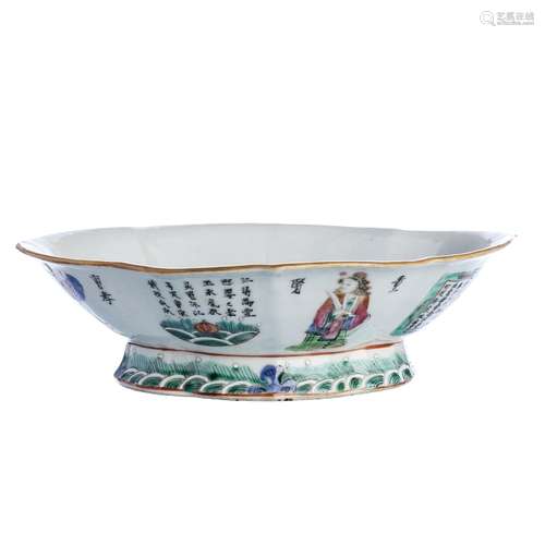 Saucer with 'dignitaries' in Chinese porcelain, Tongzhi