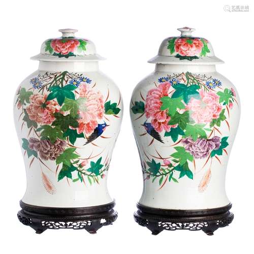 Pair of flower pots with lids in Chinese porcelain, Minguo