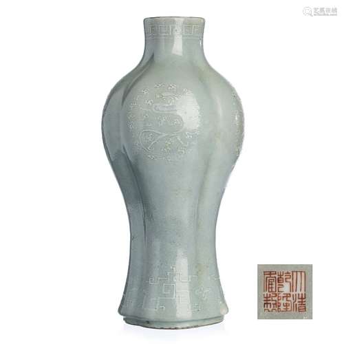 Lobed celadon dragon vase in Chinese porcelain