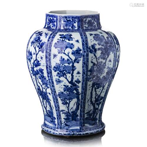 Octagonal Pot in Chinese porcelain, Kangxi