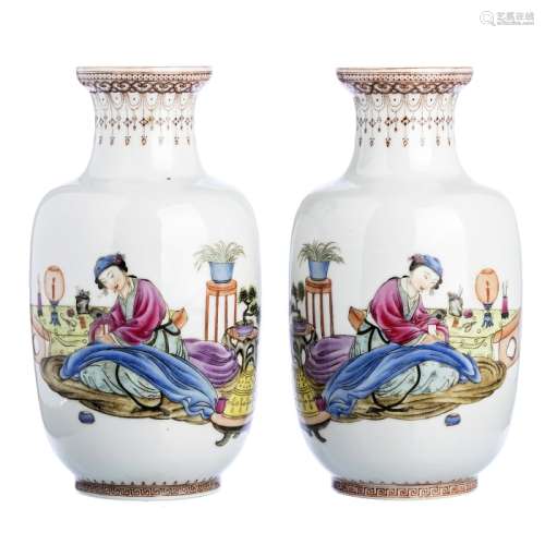 Pair of vases 'femle figures' in Chinese porcelain, Republic