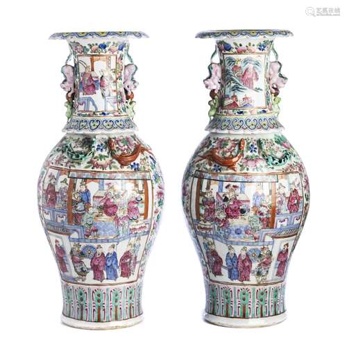 Pair of large vases with 'warriors and figures' in Chinese porcelain, Daoguang