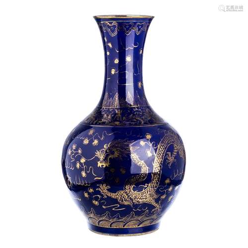 Powder blue dragon vase in Chinese porcelain, Minguo