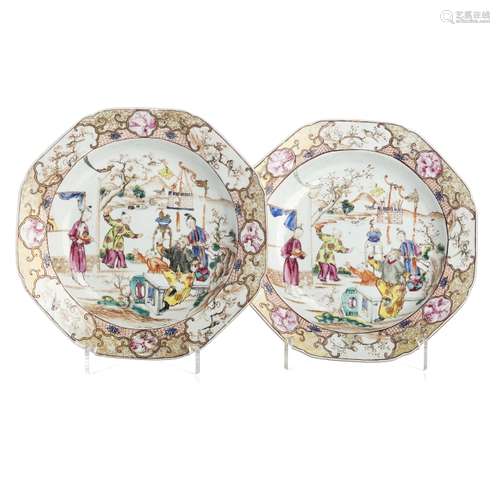 Pair of eight-sided plates with 'figures' in Chinese porcelain, Qianlong