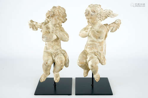 Deux amours en bois sculptŽ sur socles, baroque, 17me