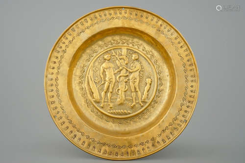 Un plat d'offrande en cuivre repoussŽ au dŽcor d Adam et Eve, 16me