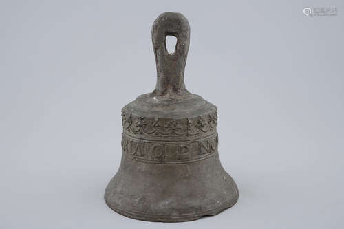 Une cloche en bronze, dateŽ 1662, prob. franais