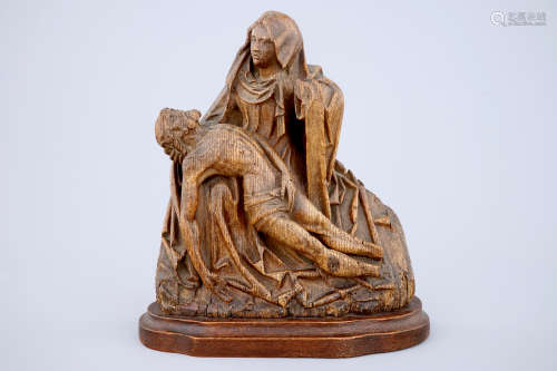 Un fragment de retable en bois sculptŽ d'une PiŽta, prob. Flandres, 16me