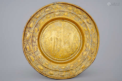 Un grand plat d'offrande flamand en cuivre gravŽ au dŽcor d'Adam et Eve, Malines, 17me