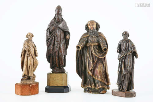 Un lot de 4 figures de saint en bois sculptŽ, 16/18me