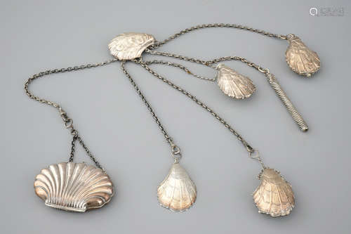 Une chatelaine en argent aux coquilles, 18/19me