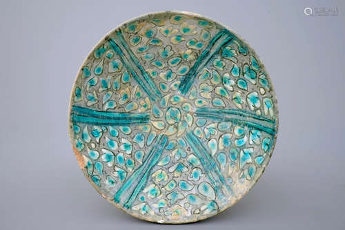 Un bol en cŽramique de Kashan, Iran, au dŽcor en relief en turquoise, 16/17me