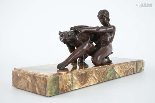 Alexandre Ouline, groupe Art Deco d'une femme avec un panthre, bronze sur onyx, 20me